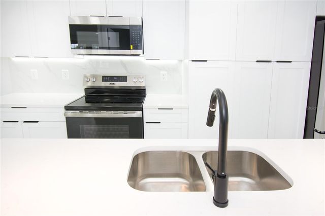 9409 LONSDALE COURT, Tampa, FL 33615