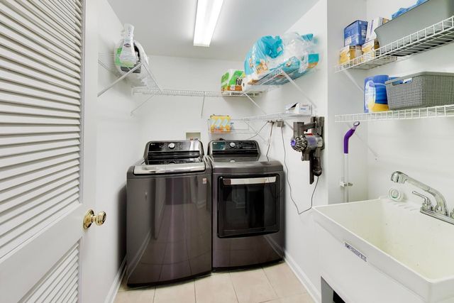 655 Perrie Drive 307, Elk Grove Village, IL 60007