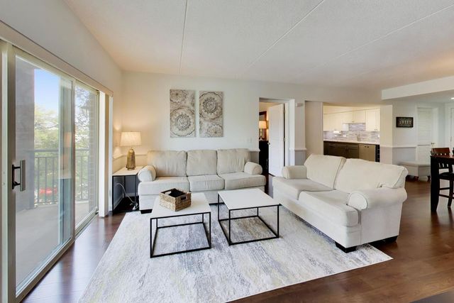 655 Perrie Drive 307, Elk Grove Village, IL 60007