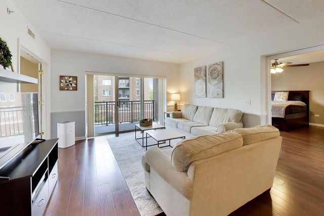 655 Perrie Drive 307, Elk Grove Village, IL 60007