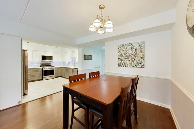 655 Perrie Drive 307, Elk Grove Village, IL 60007