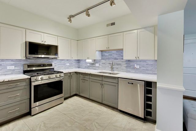 655 Perrie Drive 307, Elk Grove Village, IL 60007