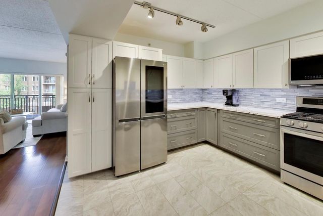 655 Perrie Drive 307, Elk Grove Village, IL 60007