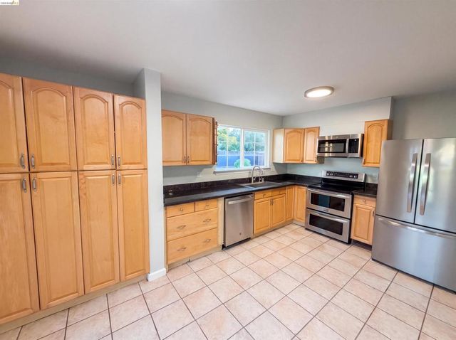 112 Aster Ct, Hercules, CA 94547
