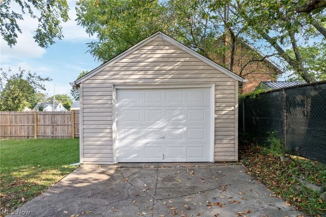 827 Davies Avenue, Akron, OH 44306