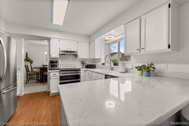 19320 Southampton Drive, Livonia, MI 48152