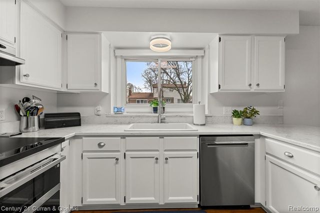 19320 Southampton Drive, Livonia, MI 48152