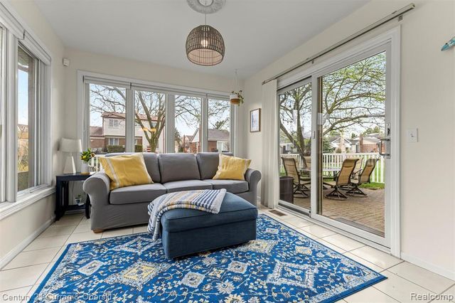 19320 Southampton Drive, Livonia, MI 48152