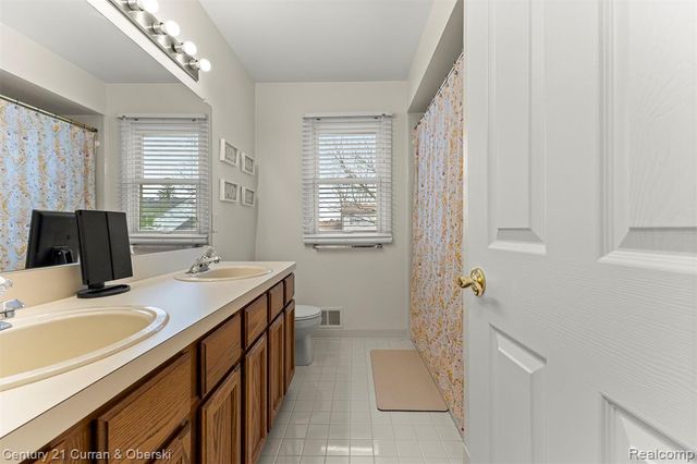 19320 Southampton Drive, Livonia, MI 48152