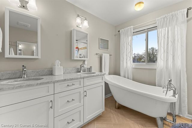 19320 Southampton Drive, Livonia, MI 48152