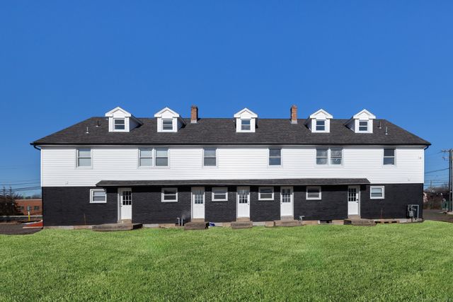 28 Aircraft Road j, Southington, CT 06489