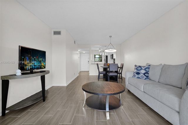 7142 Golf Colony Court 206, Lake Worth, FL 33467