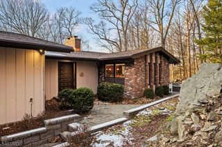 8 Brush Hill Rd, Kinnelon Boro, NJ 07405