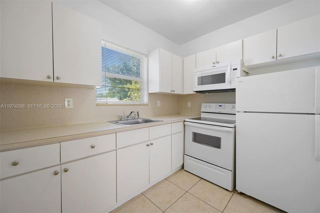 571 NE 82nd St 4, Miami, FL 33138