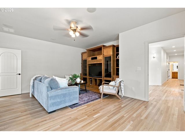 1929 N 10TH St, Washougal, WA 98671