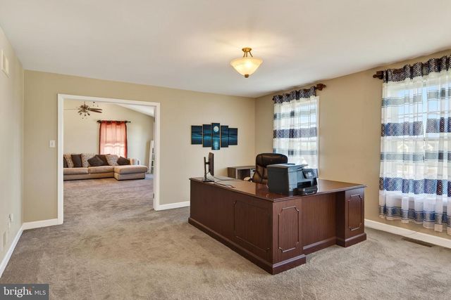 15 SAWGRASS DR, Reading, PA 19606
