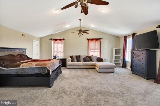 15 SAWGRASS DR, Reading, PA 19606
