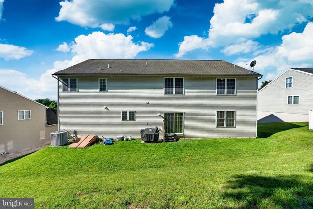 15 SAWGRASS DR, Reading, PA 19606