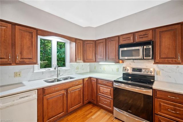 2350 Oakton Drive, Clemmons, NC 27012