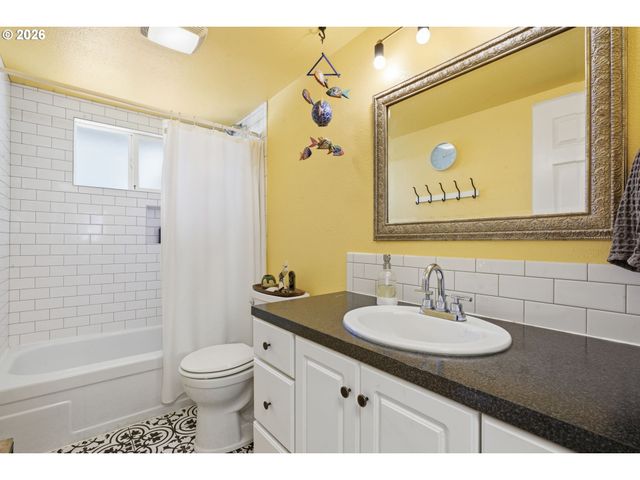 17717 Ne PACIFIC St, Portland, OR 97230