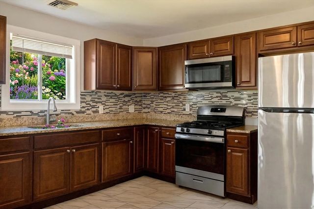 247 Pilgrim Ave 3, Worcester, MA 01604