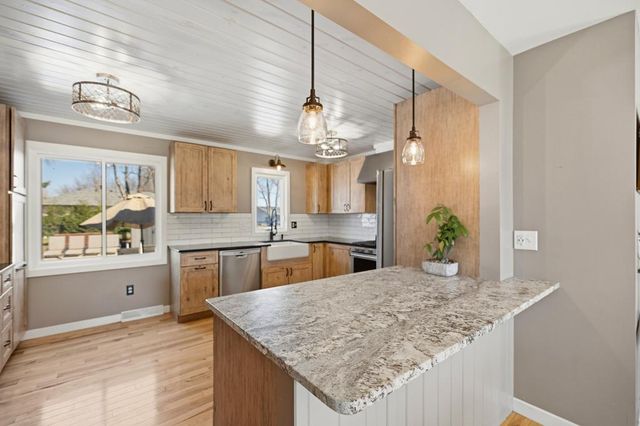 404 Cimarron Circle, Chanhassen, MN 55317