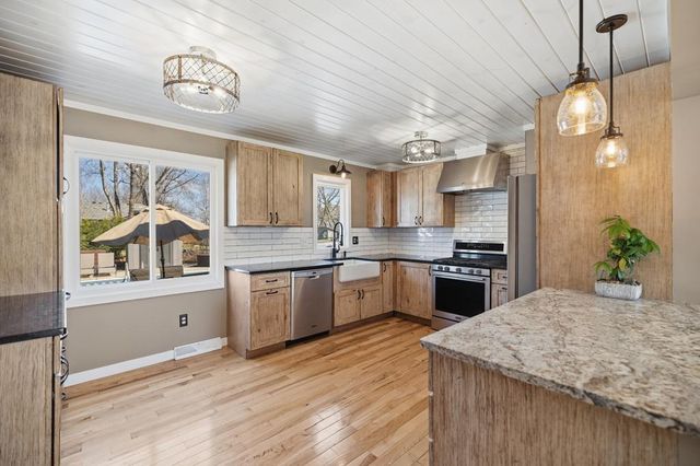 404 Cimarron Circle, Chanhassen, MN 55317