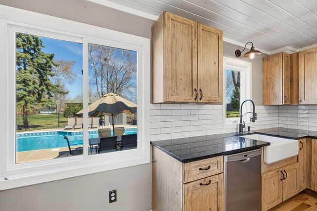 404 Cimarron Circle, Chanhassen, MN 55317