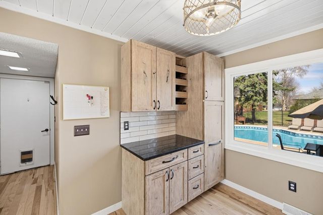 404 Cimarron Circle, Chanhassen, MN 55317