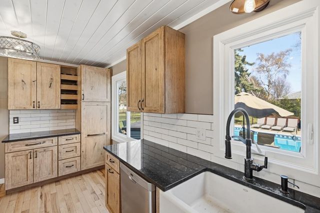 404 Cimarron Circle, Chanhassen, MN 55317