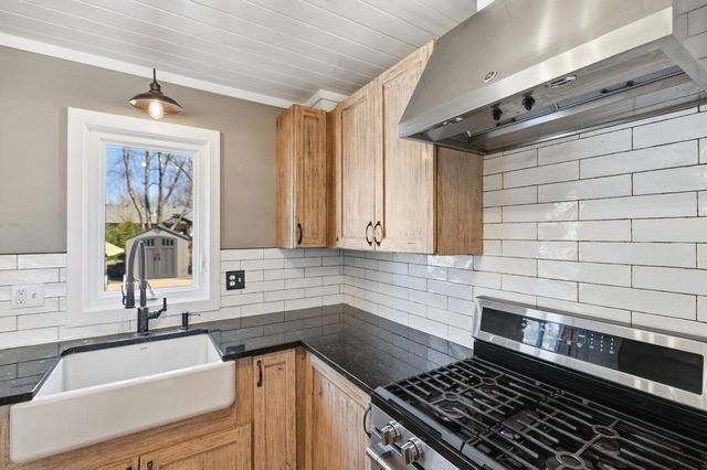 404 Cimarron Circle, Chanhassen, MN 55317