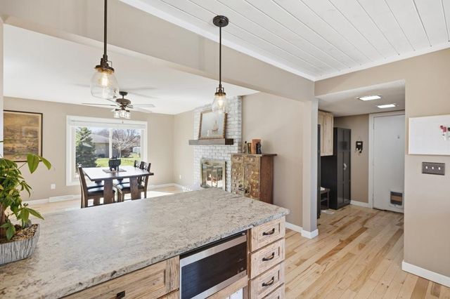 404 Cimarron Circle, Chanhassen, MN 55317