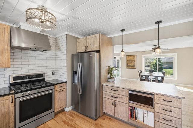 404 Cimarron Circle, Chanhassen, MN 55317