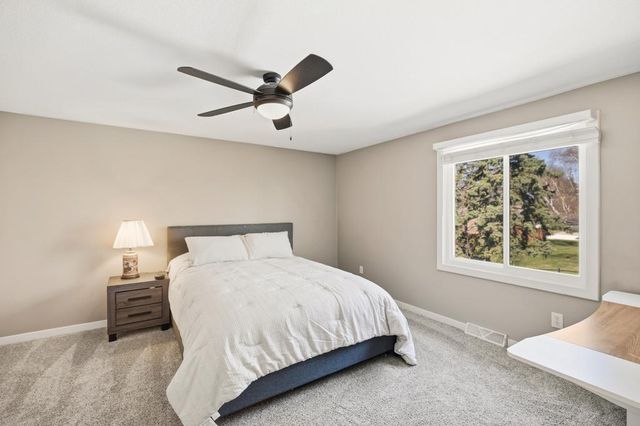 404 Cimarron Circle, Chanhassen, MN 55317