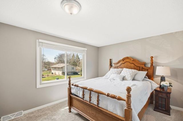 404 Cimarron Circle, Chanhassen, MN 55317