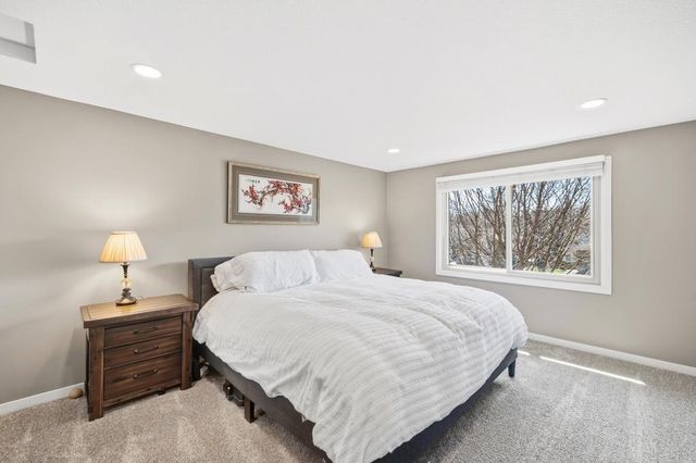 404 Cimarron Circle, Chanhassen, MN 55317