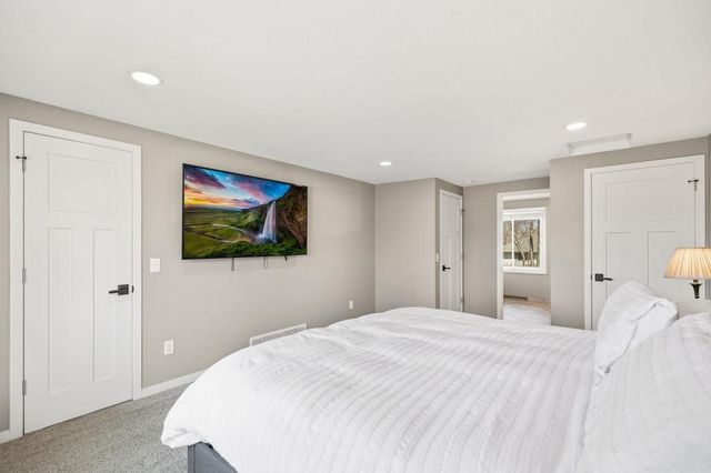 404 Cimarron Circle, Chanhassen, MN 55317