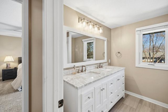 404 Cimarron Circle, Chanhassen, MN 55317