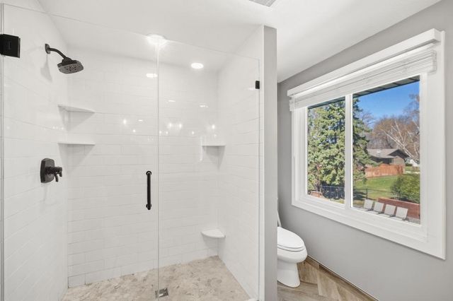 404 Cimarron Circle, Chanhassen, MN 55317