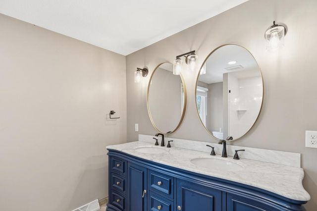 404 Cimarron Circle, Chanhassen, MN 55317