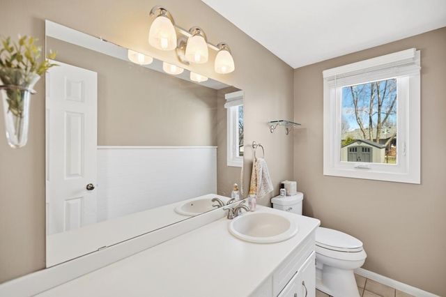 404 Cimarron Circle, Chanhassen, MN 55317