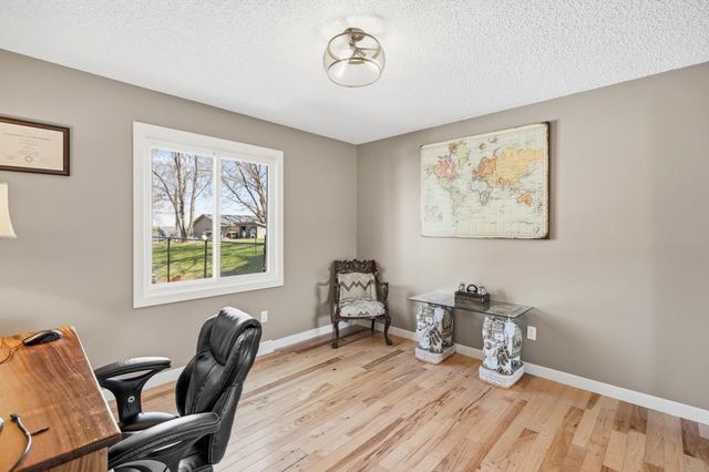 404 Cimarron Circle, Chanhassen, MN 55317