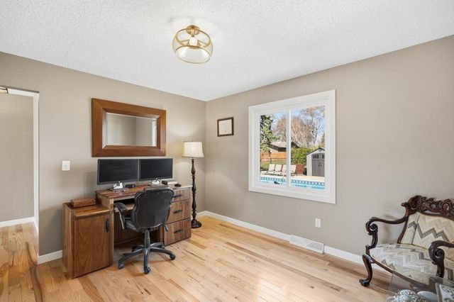 404 Cimarron Circle, Chanhassen, MN 55317