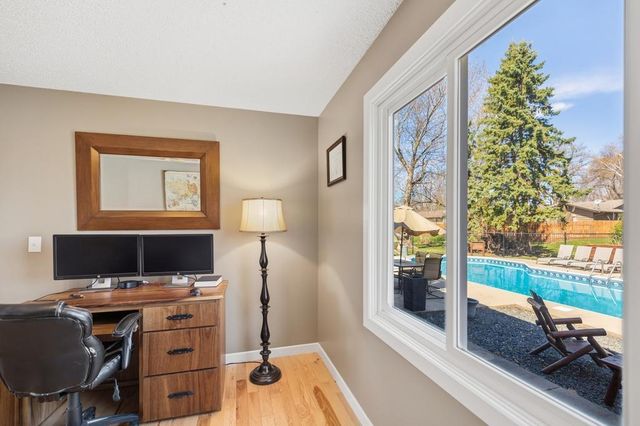 404 Cimarron Circle, Chanhassen, MN 55317