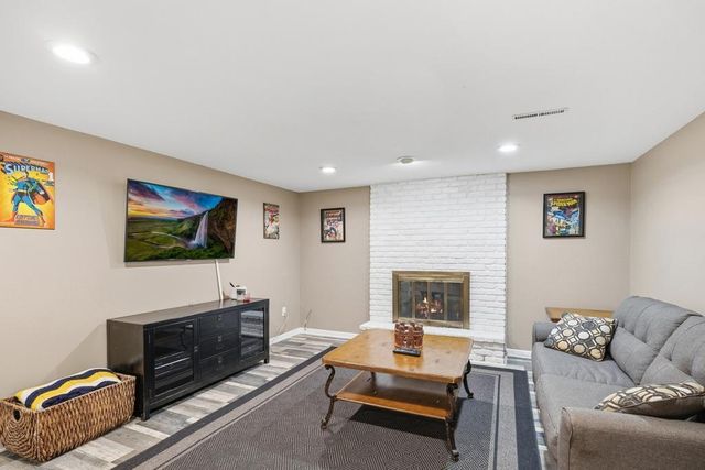 404 Cimarron Circle, Chanhassen, MN 55317