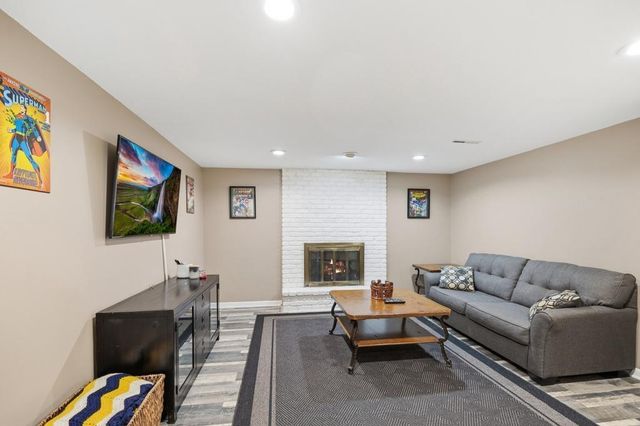 404 Cimarron Circle, Chanhassen, MN 55317