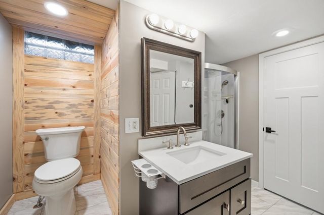 404 Cimarron Circle, Chanhassen, MN 55317