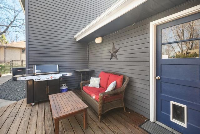 404 Cimarron Circle, Chanhassen, MN 55317