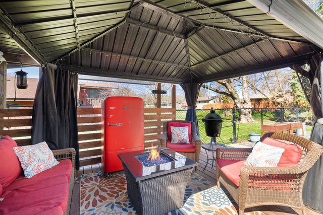 404 Cimarron Circle, Chanhassen, MN 55317