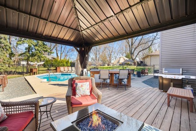 404 Cimarron Circle, Chanhassen, MN 55317